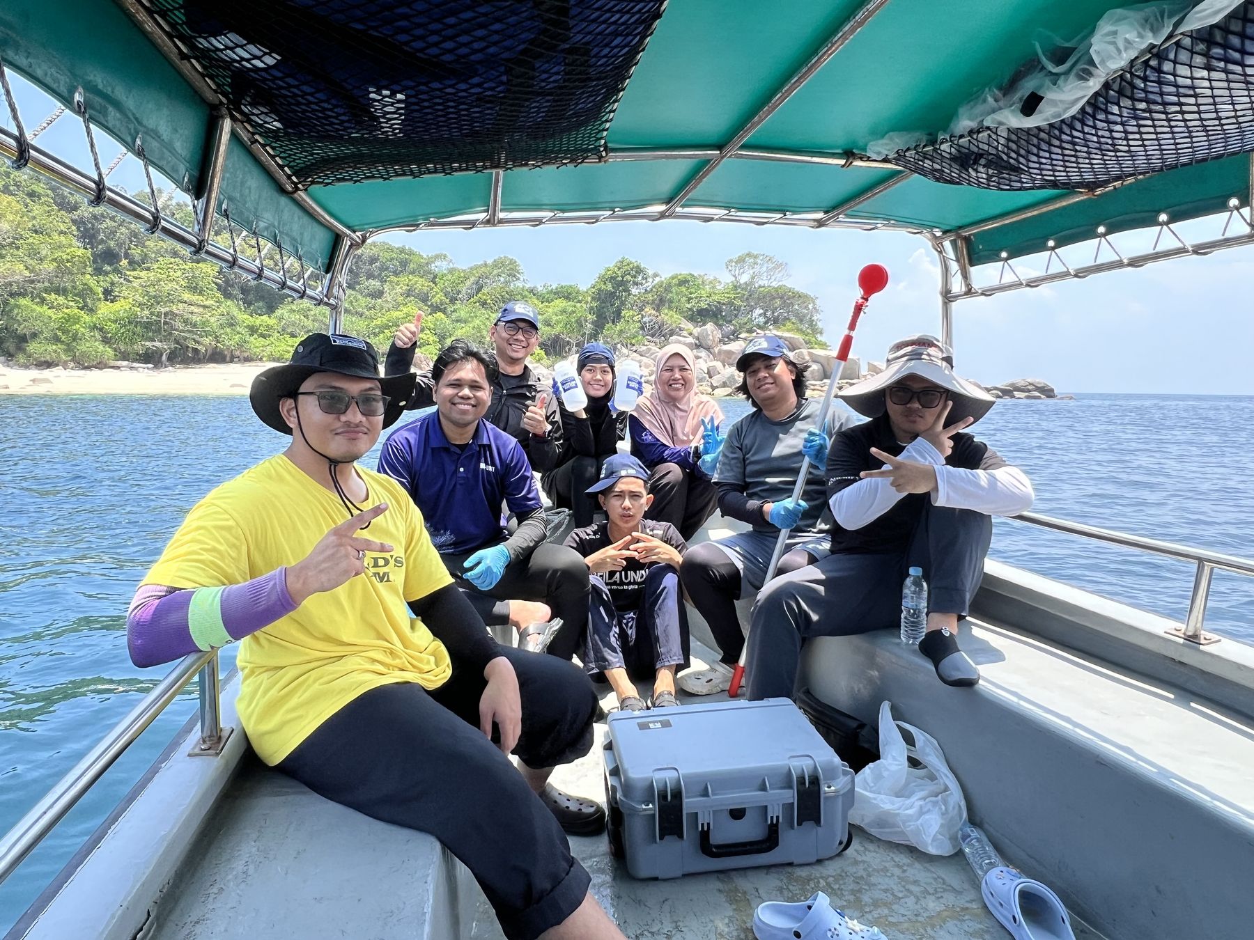 One of the Terengganu sampling team and its equipment in coastal waters. Terengganu, Malaysia, September 2026.