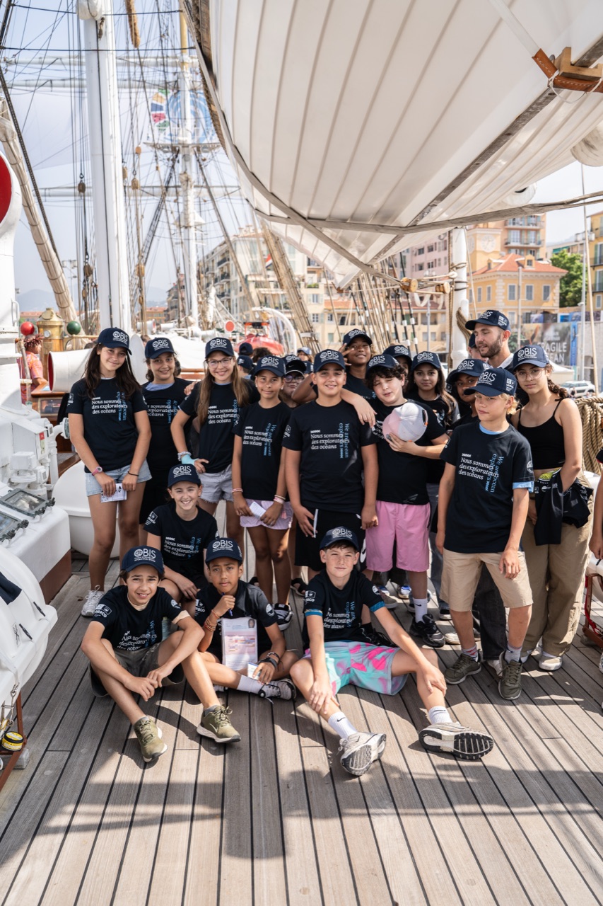 The class of Collège Catherine Ségurane on the deck of a tall ship at the port of Nice